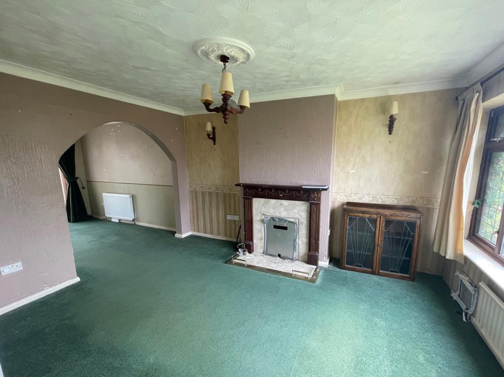 Lot: 136 - SEMI-DETACHED HOUSE FOR IMPROVEMENT - Open plan living/dining room